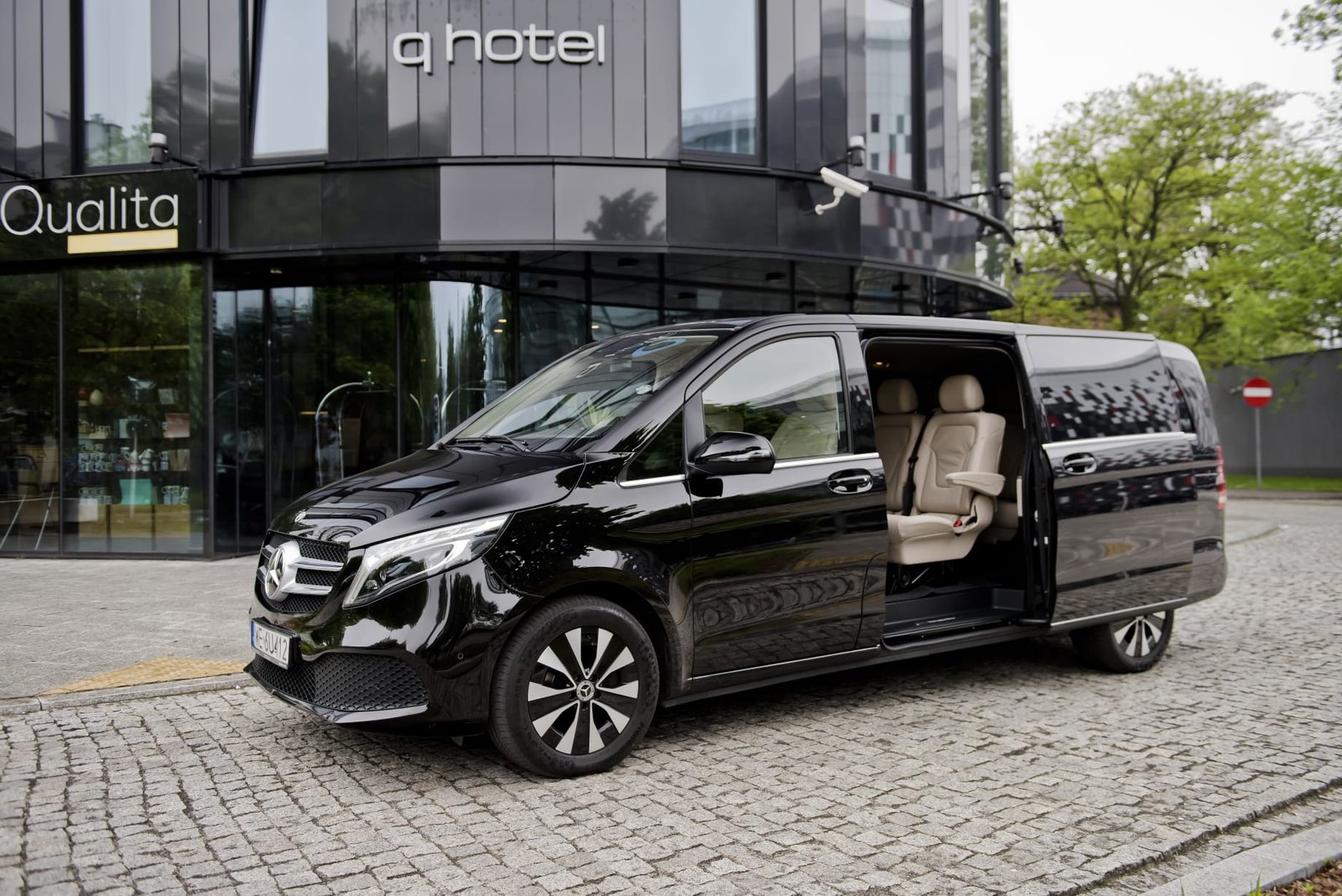 You are currently viewing Private Transfer from CDG Airport to Montmartre: The Guide to Stress-Free Paris Arrivals